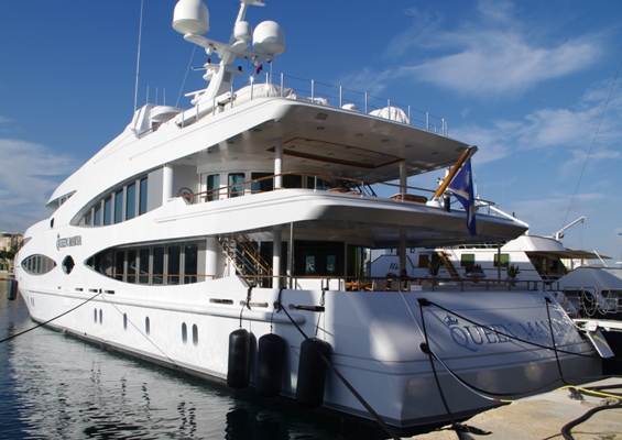 Motor Yacht Queen Mavia